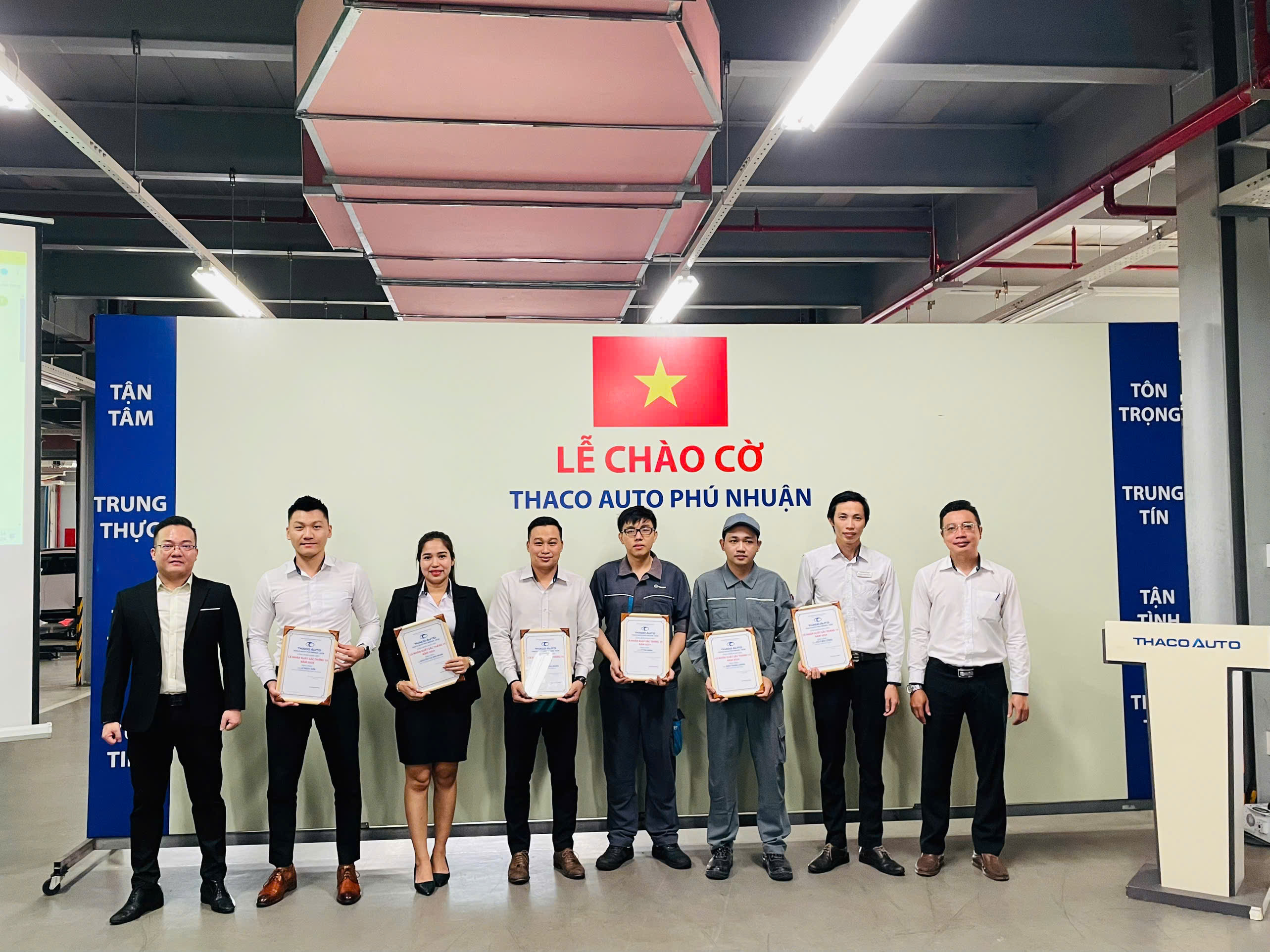 Lễ chào cờ tháng 11: THACO AUTO Phú Nhuận tăng tốc trong tháng cuối cùng ưu đãi 50% lệ phí trước bạ